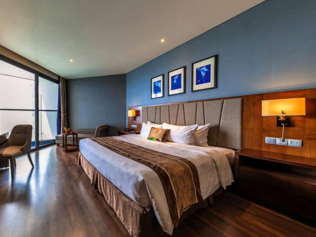 rooms-deluxe-partial-seaview-with-balcony