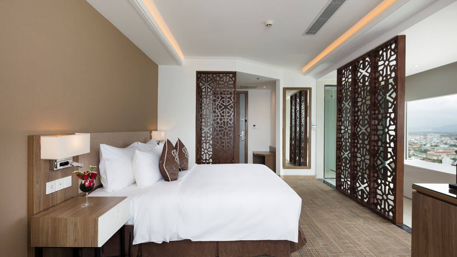 rooms-comodo-suite-ocean-view-with-balcony
