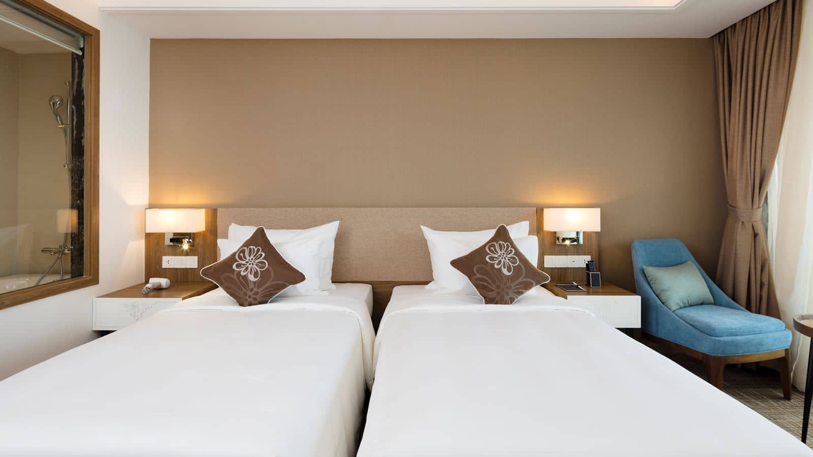rooms-premier-deluxe-ocean-view-with-balcony