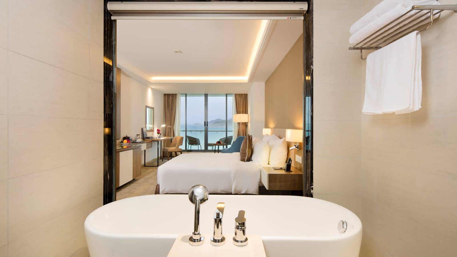 rooms-premier-deluxe-ocean-view-with-balcony