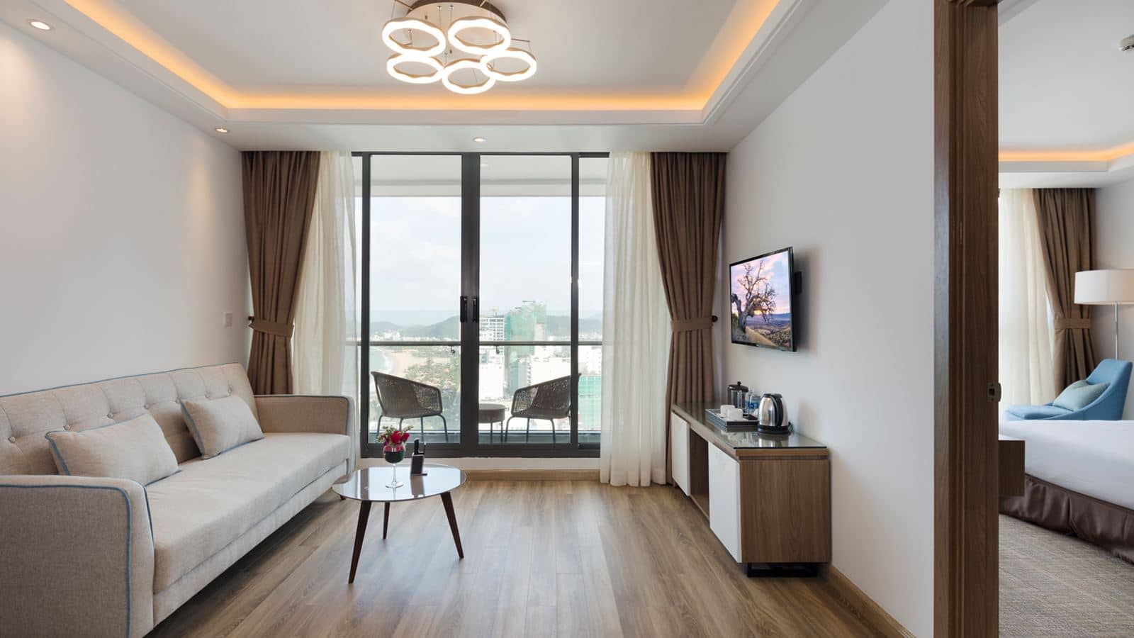 rooms-comodo-grand-suite-sea-view-with-balcony
