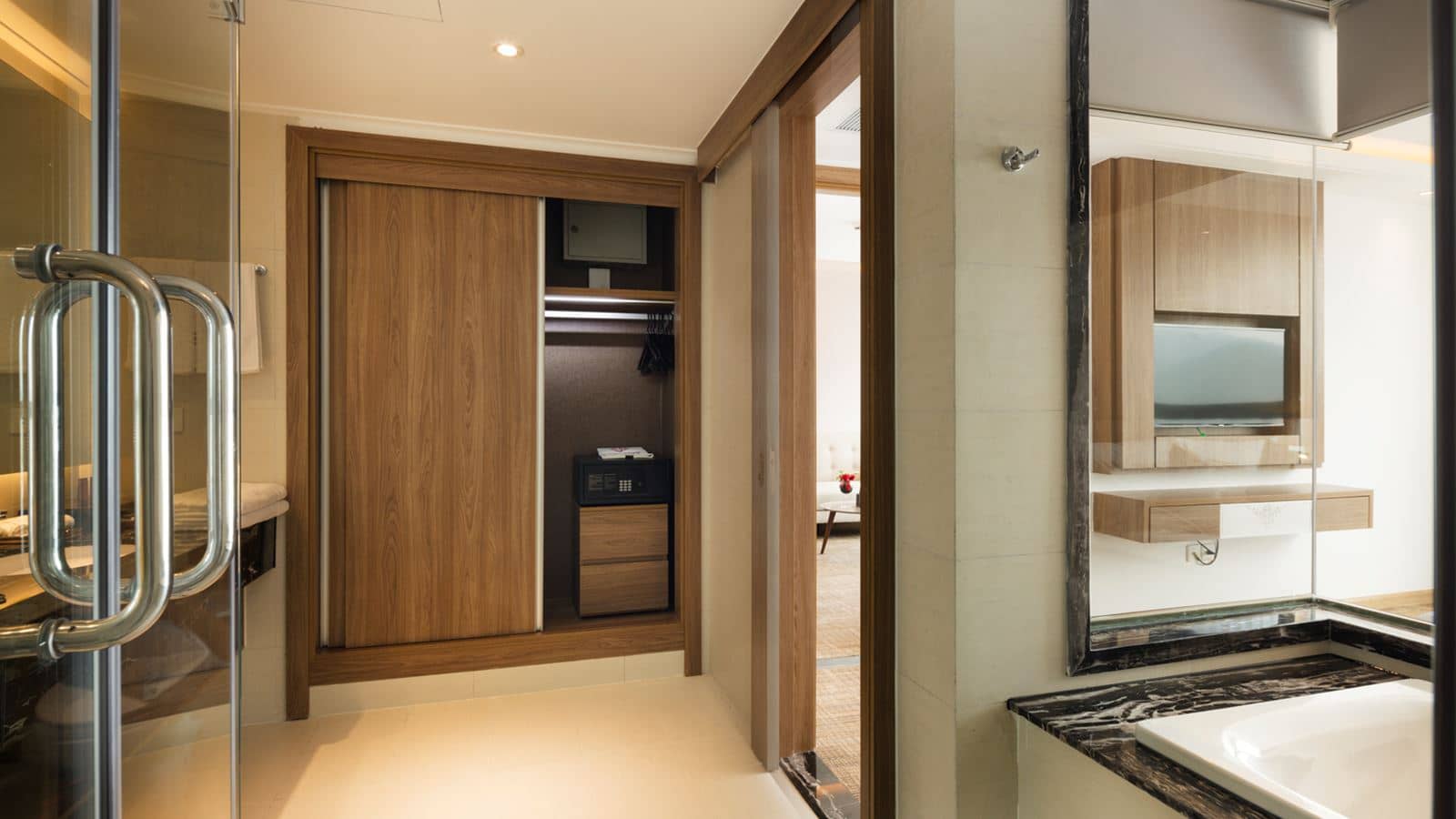 rooms-comodo-grand-suite-sea-view-with-balcony