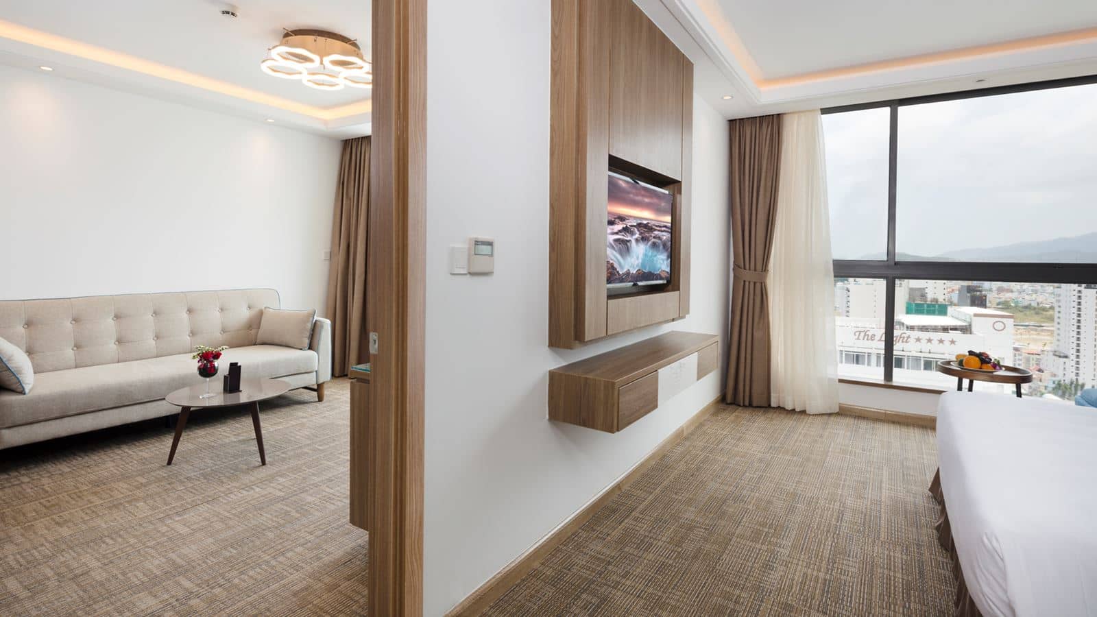 rooms-comodo-grand-suite-sea-view-with-balcony