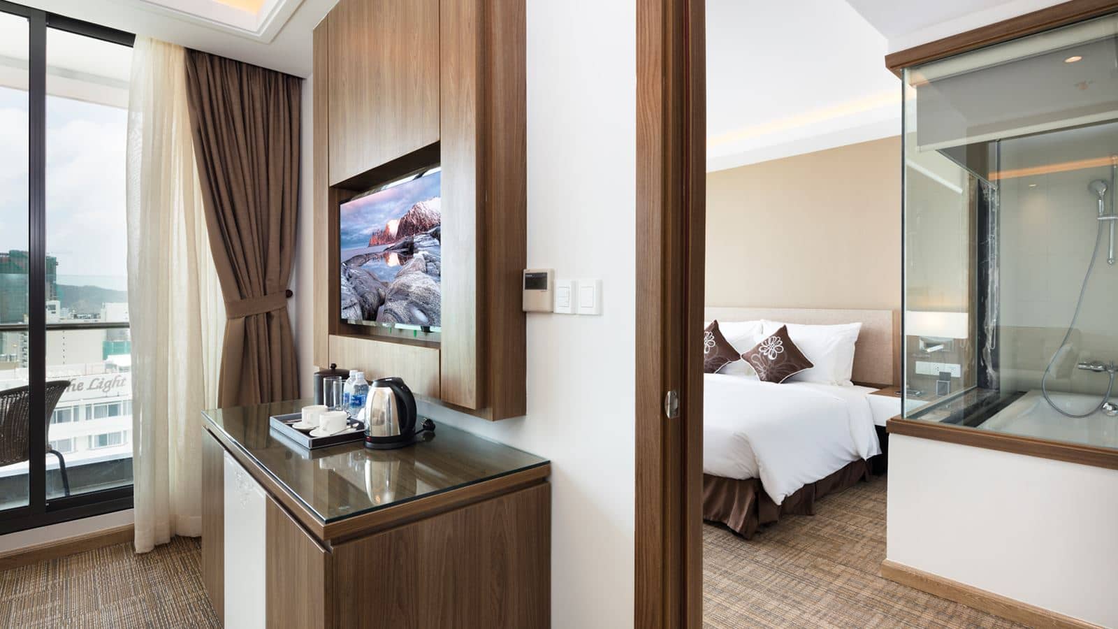 rooms-comodo-grand-suite-sea-view-with-balcony