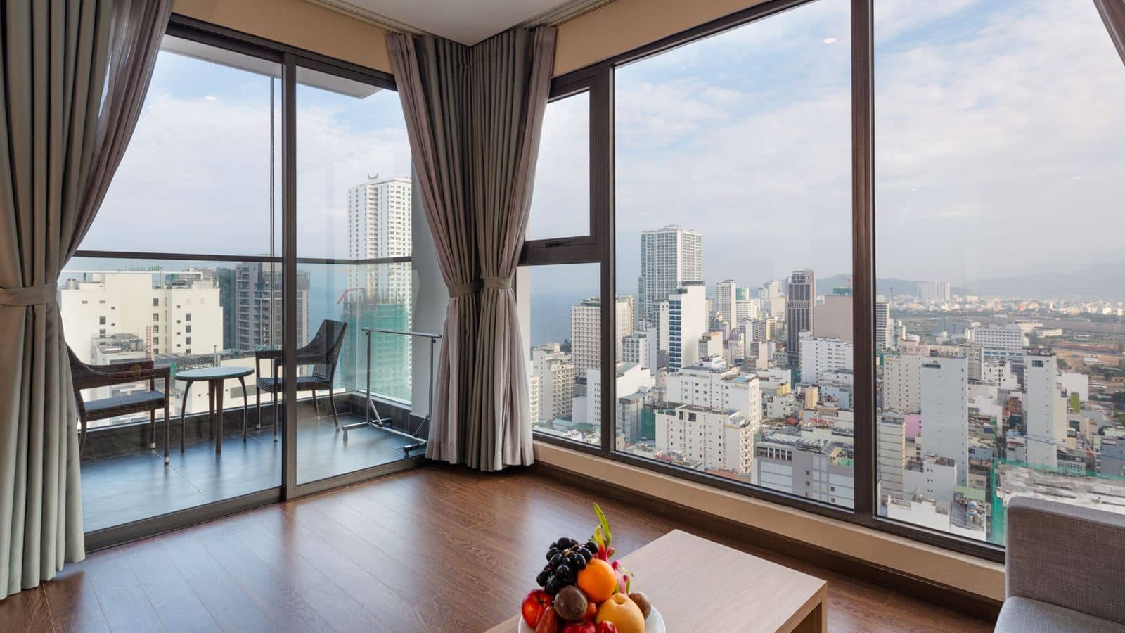 rooms-deluxe-partial-seaview-with-balcony-child-without-extra-bed