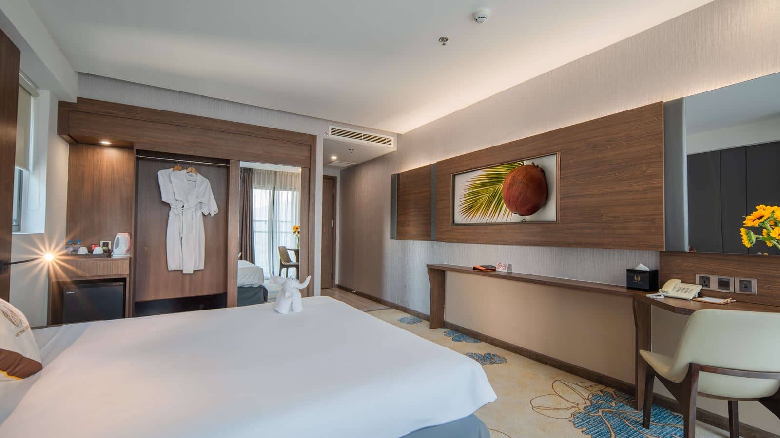 rooms-premier-deluxe-city-view-with-balcony-no-extra-bed