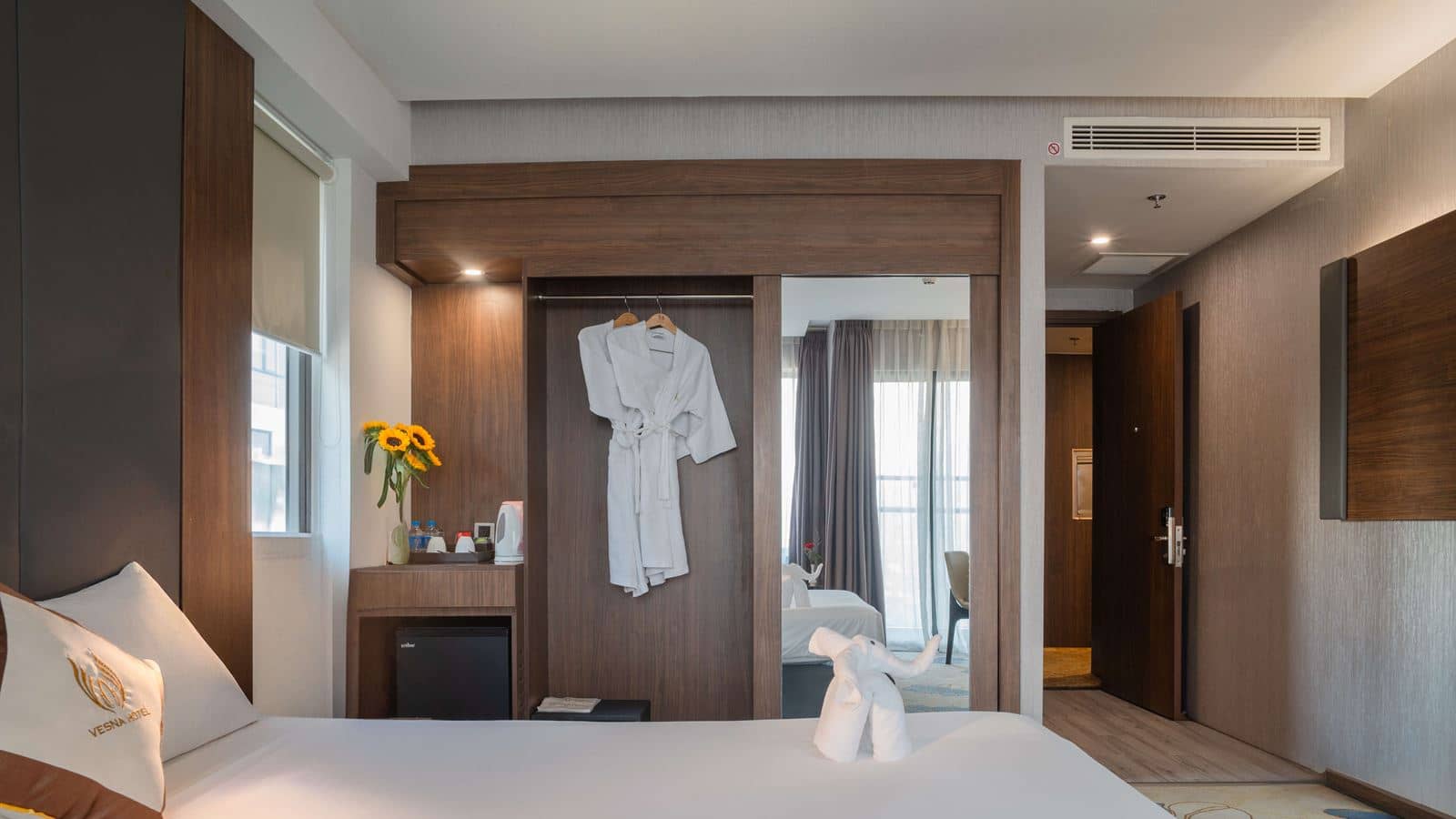 rooms-premier-deluxe-city-view-with-balcony-no-extra-bed