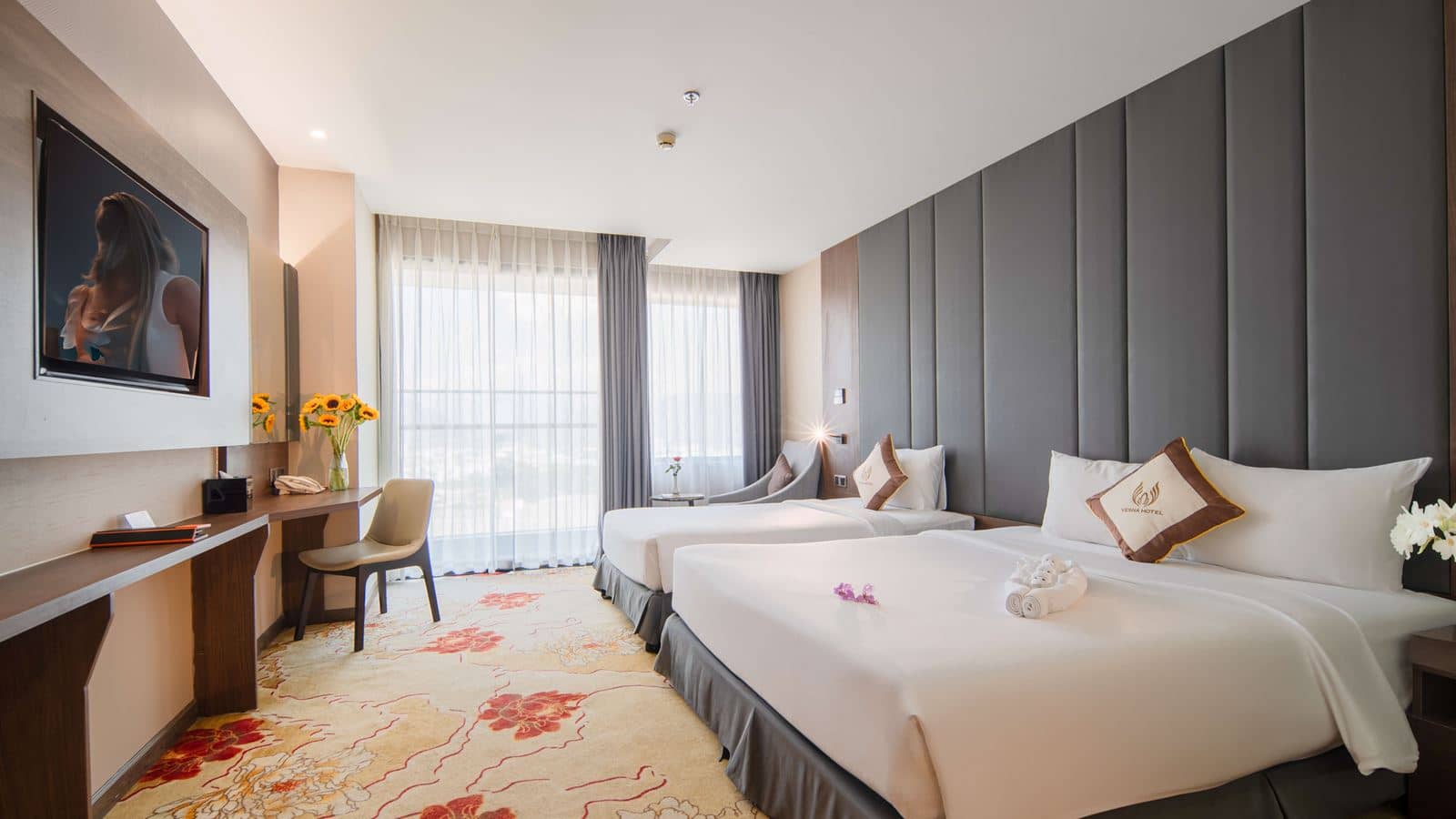 rooms-premier-deluxe-city-view-with-balcony-no-extra-bed