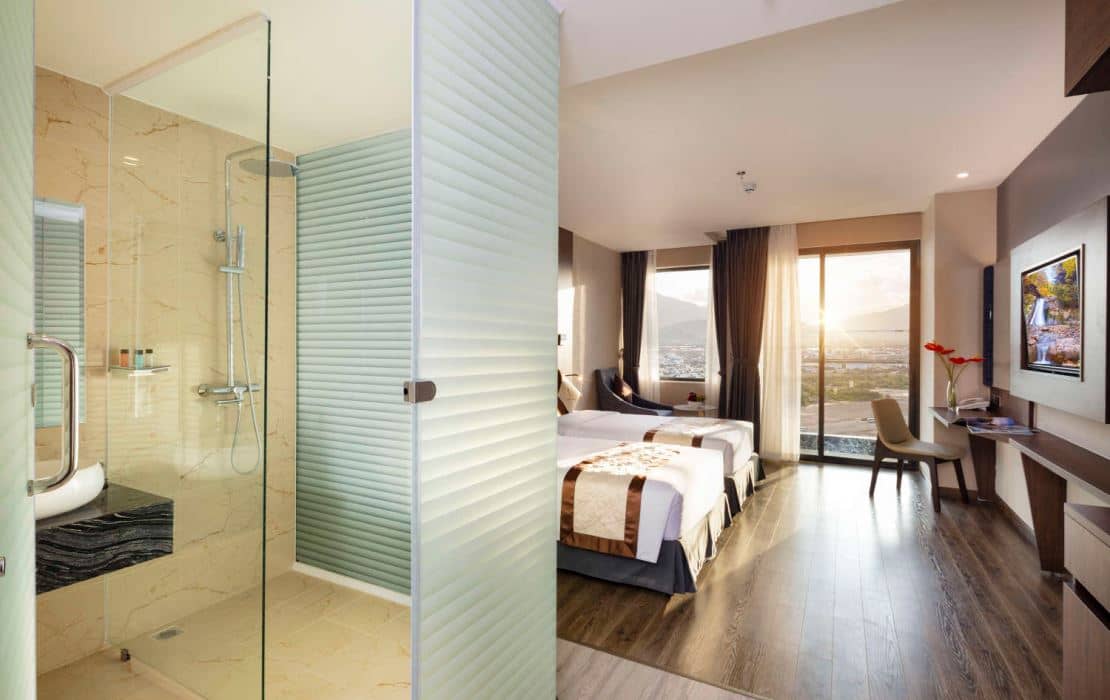 rooms-premier-deluxe-triple-city-view-with-balcony-no-extra-bed
