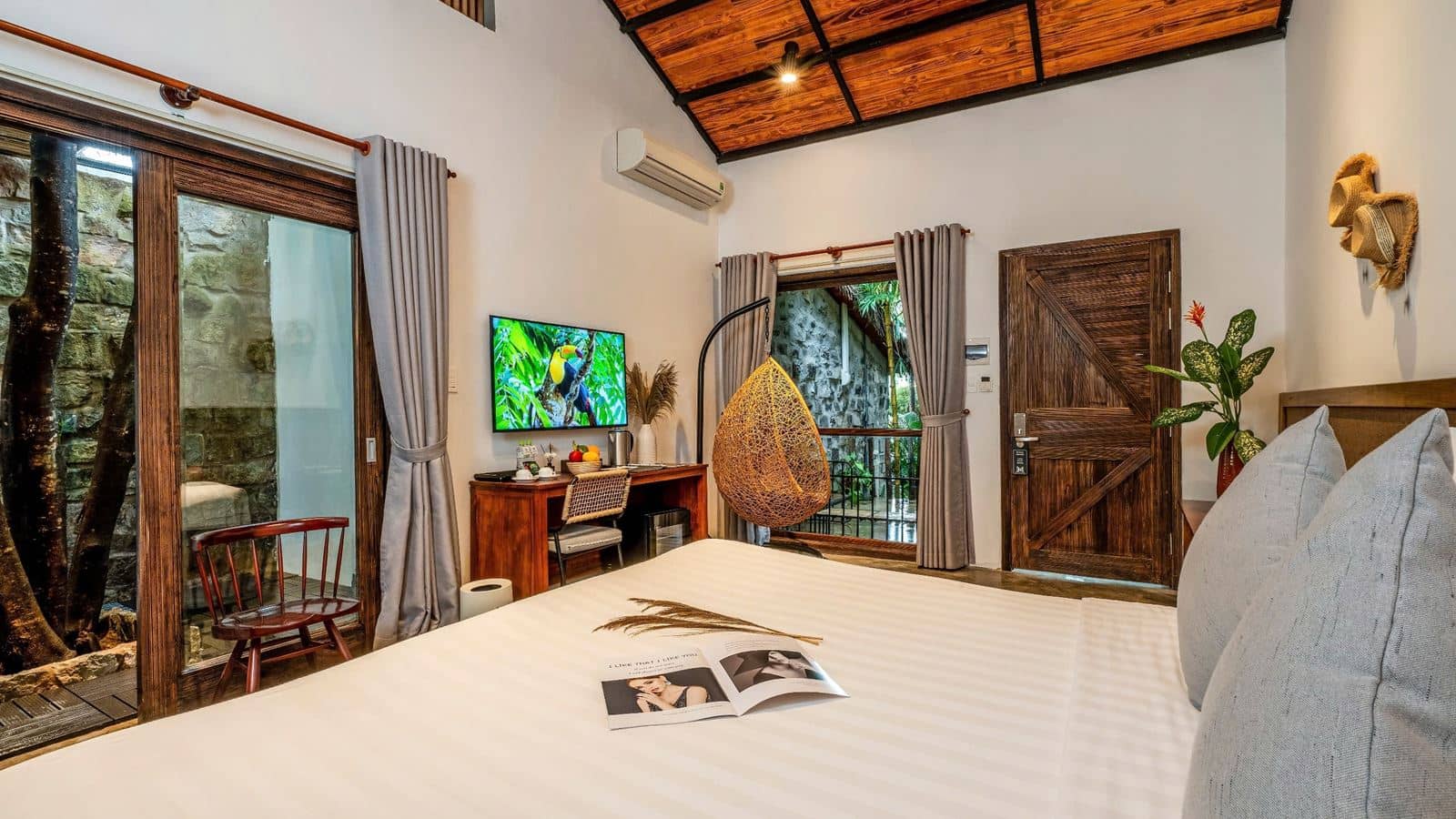 rooms-tropical-room