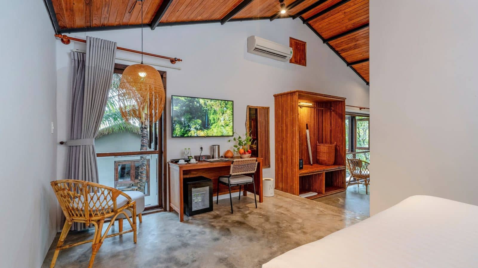 rooms-tropical-room