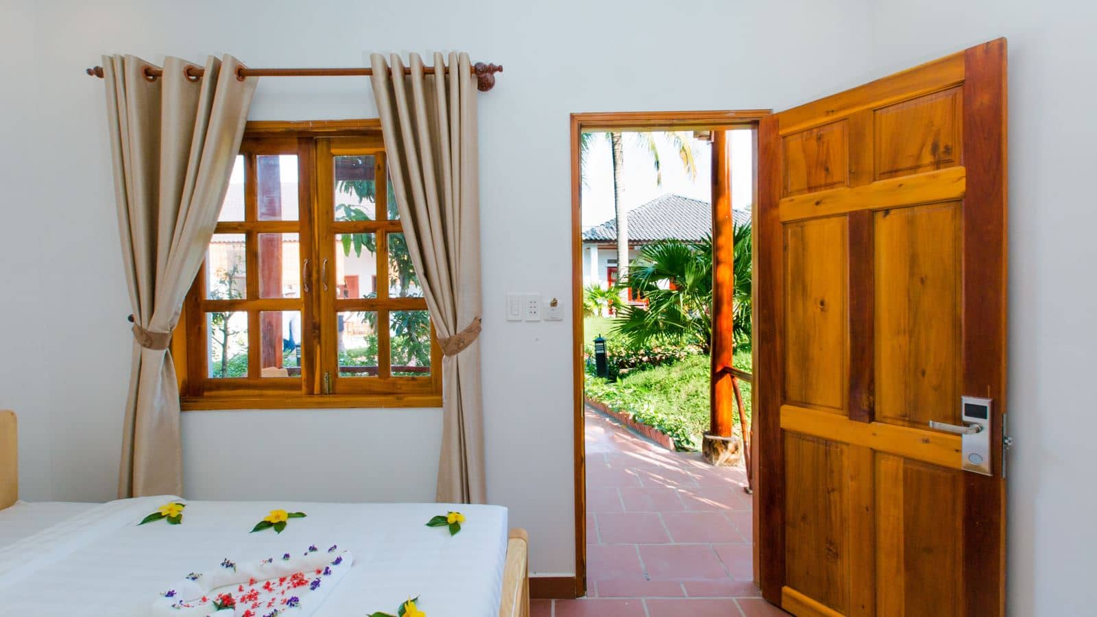 rooms-deluxe-room-garden-view