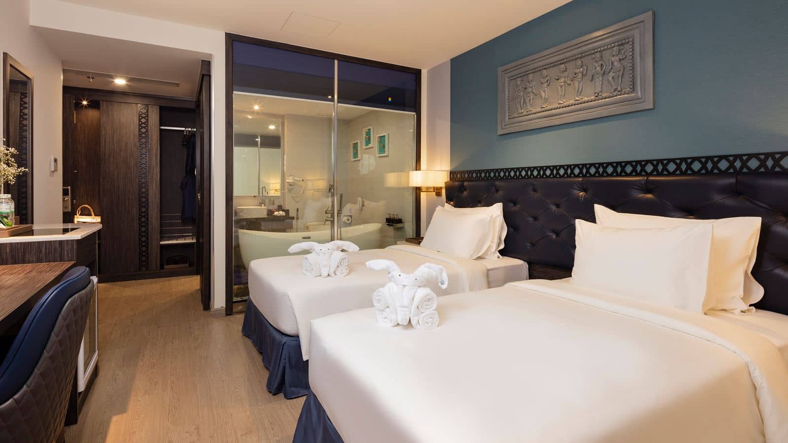 rooms-senior-balcony-city-view