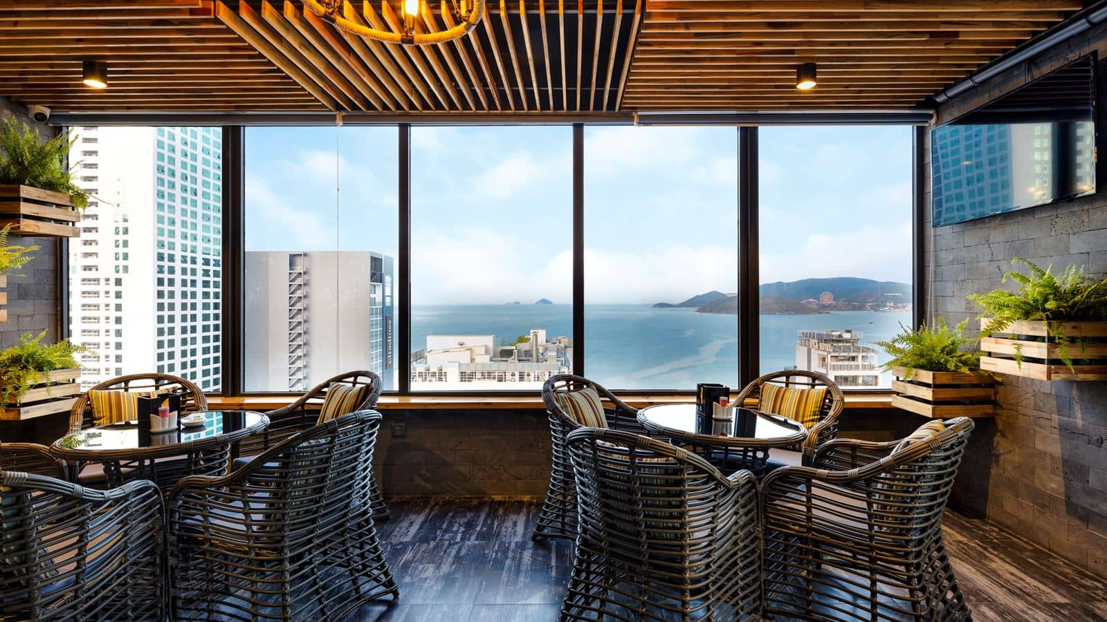 bars-infinity-pool-bar