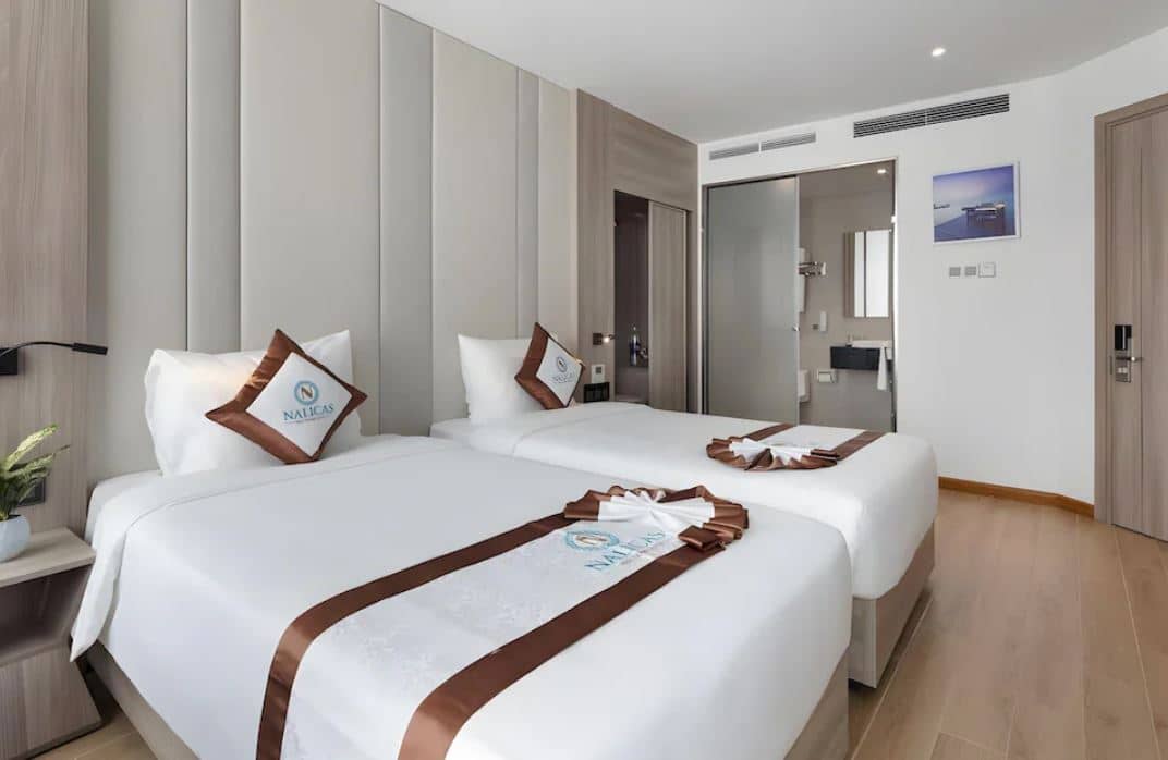 rooms-senior-deluxe-partial-seaview-with-balcony
