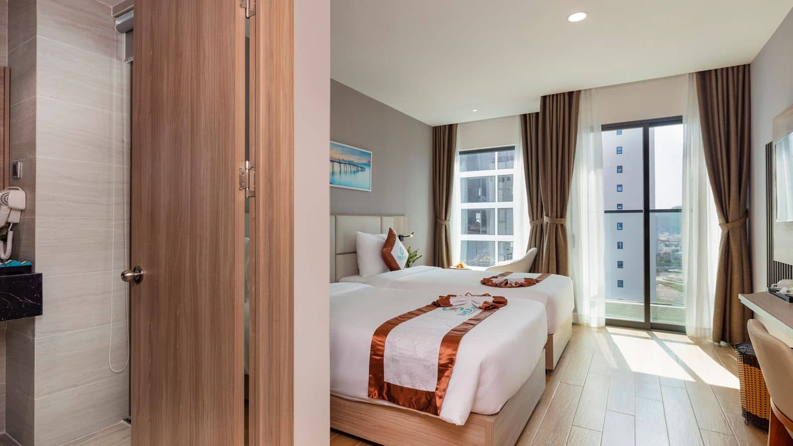 rooms-senior-deluxe-partial-seaview-with-balcony