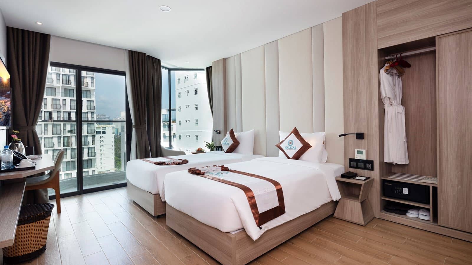 rooms-senior-deluxe-partial-seaview-with-balcony