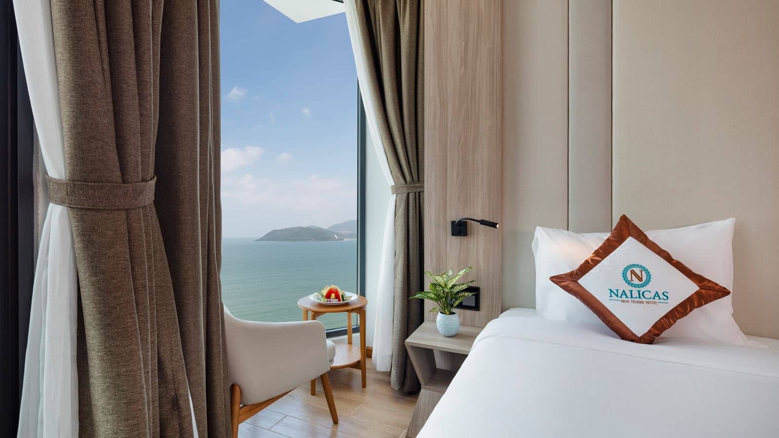 rooms-senior-deluxe-partial-seaview-with-balcony-child-without-extra-bed