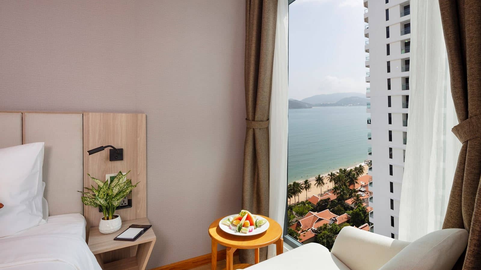 rooms-senior-deluxe-partial-seaview-with-balcony-child-without-extra-bed