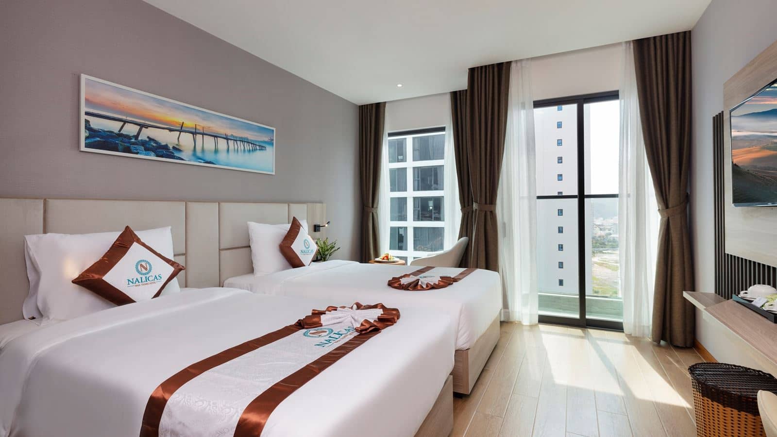 rooms-senior-deluxe-partial-seaview-with-balcony-child-without-extra-bed