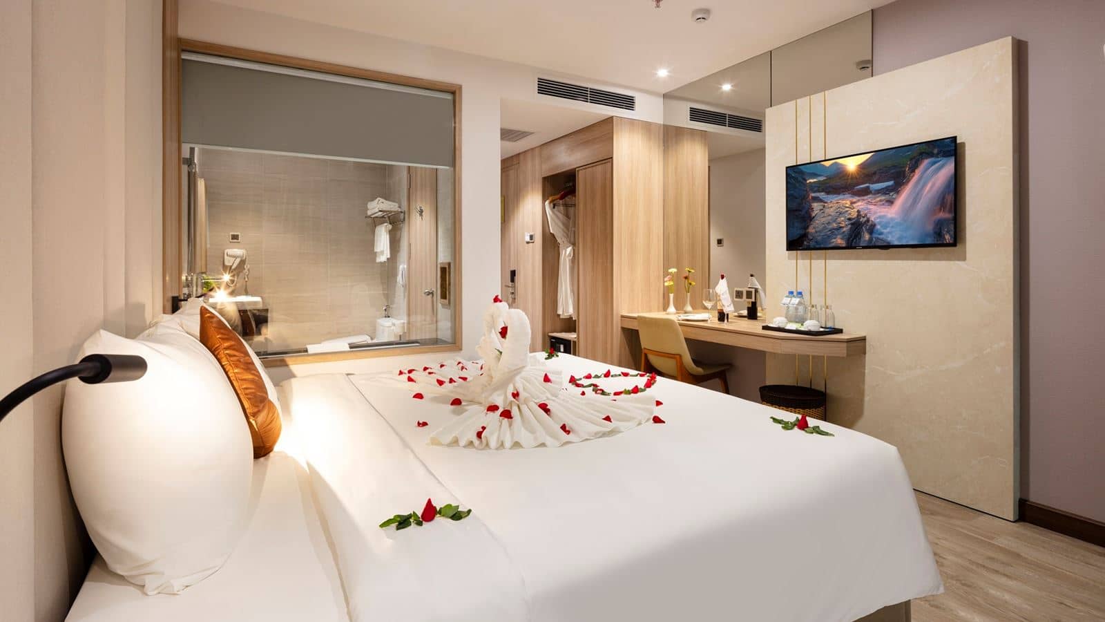 rooms-suite-partial-seaview-with-balcony-no-extra-bed