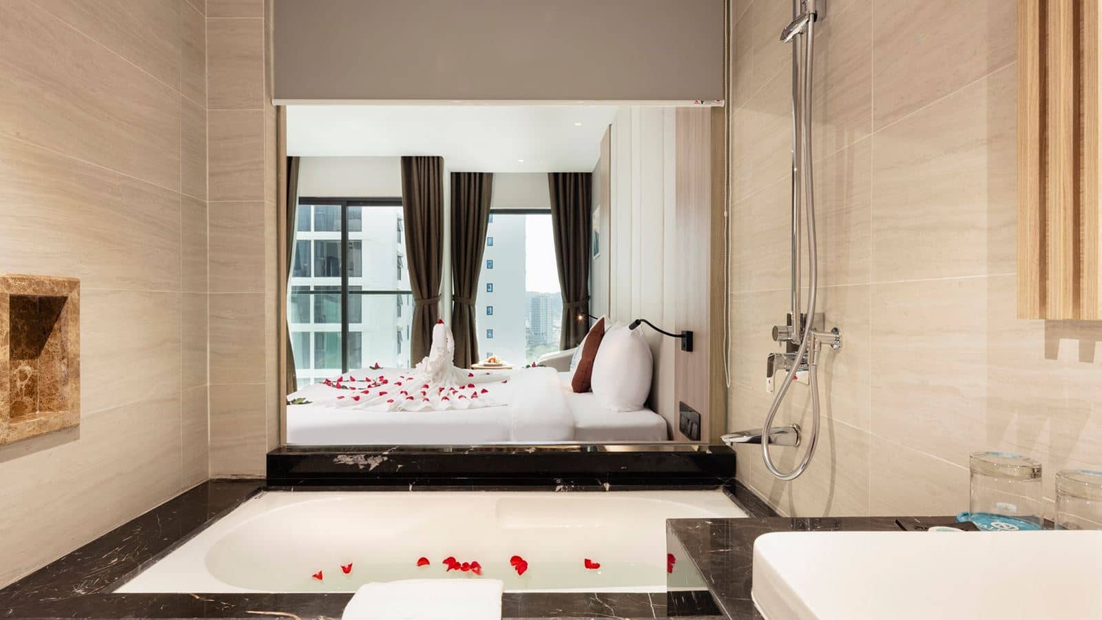 rooms-suite-partial-seaview-with-balcony-no-extra-bed