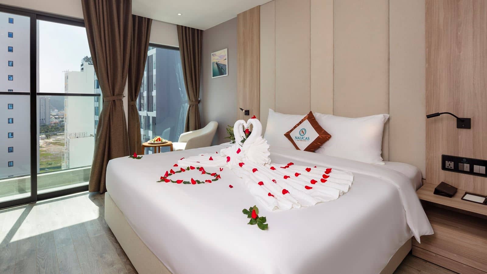 rooms-suite-partial-seaview-with-balcony-no-extra-bed