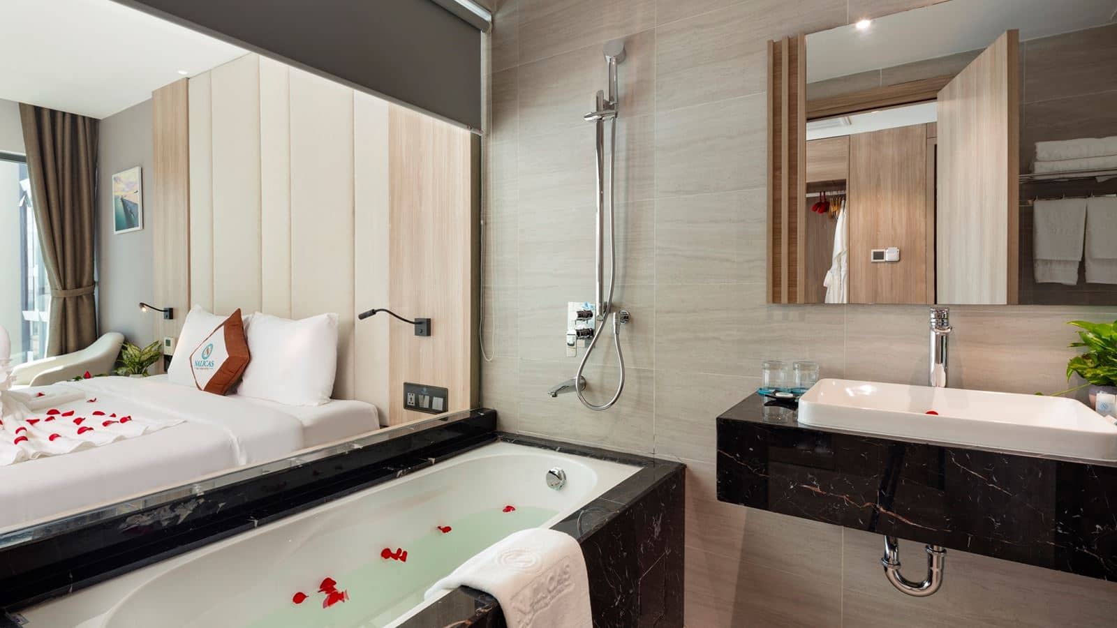 rooms-suite-partial-seaview-with-balcony-no-extra-bed