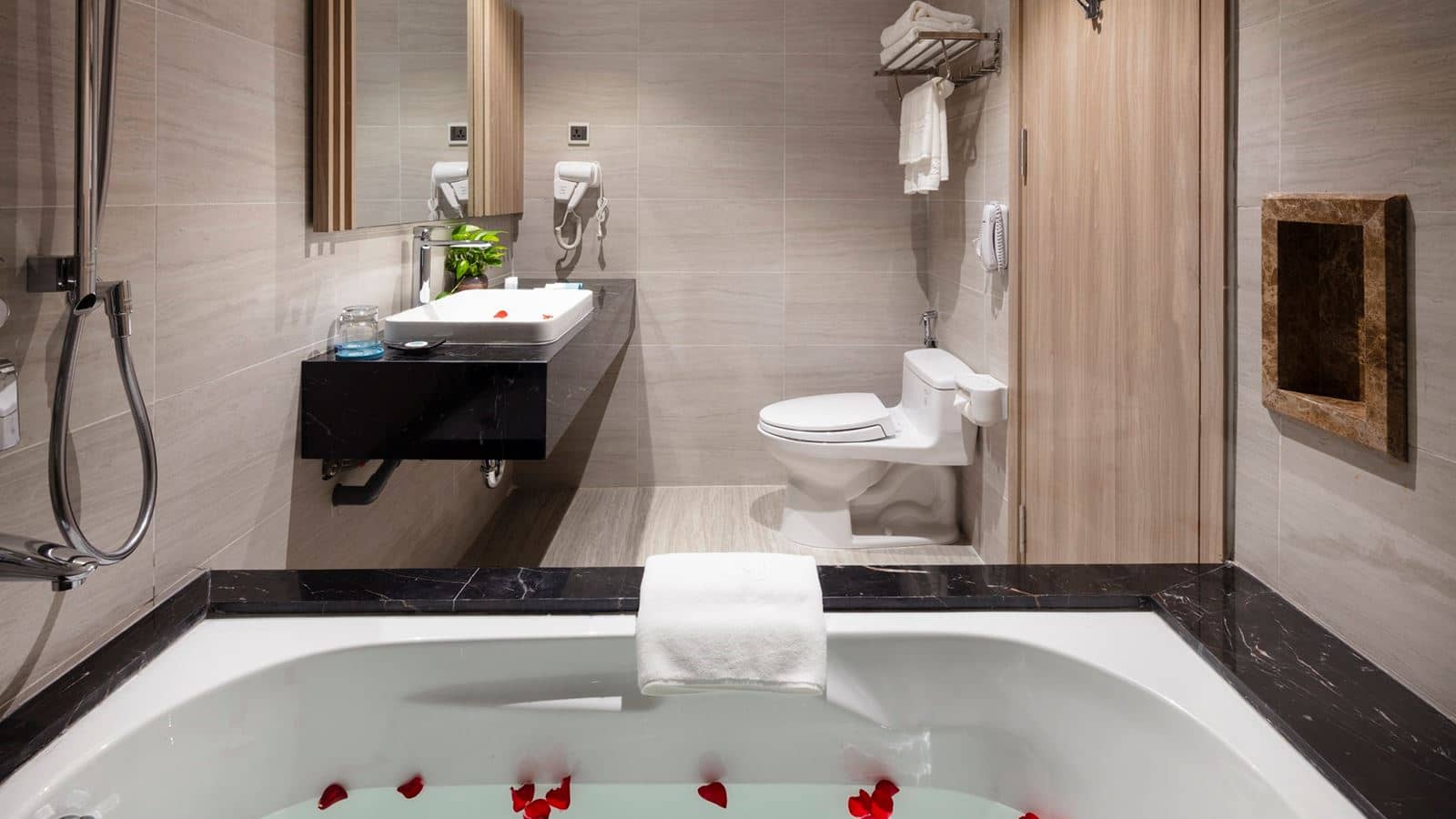 rooms-suite-partial-seaview-with-balcony-no-extra-bed