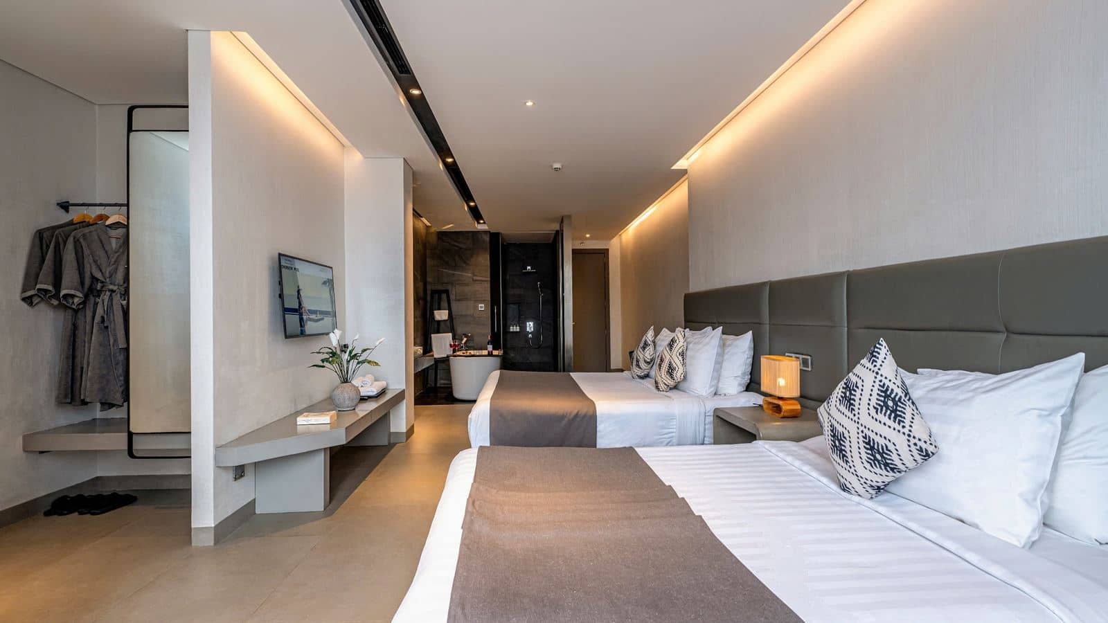 rooms-deluxe-triple-suite-cityview-with-balcony