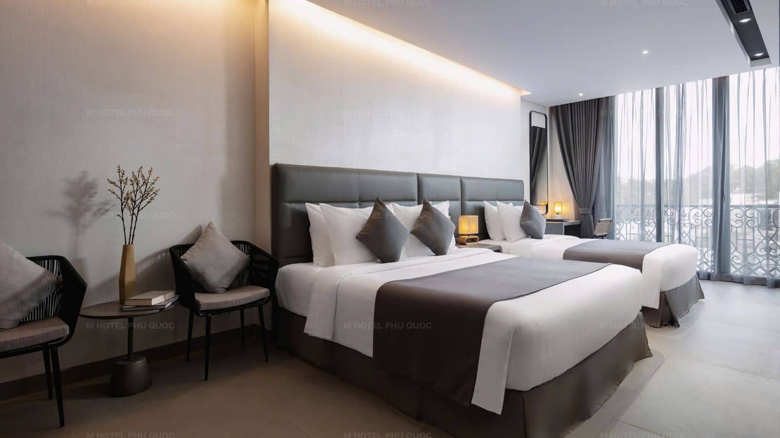 rooms-deluxe-triple-suite-cityview-with-balcony