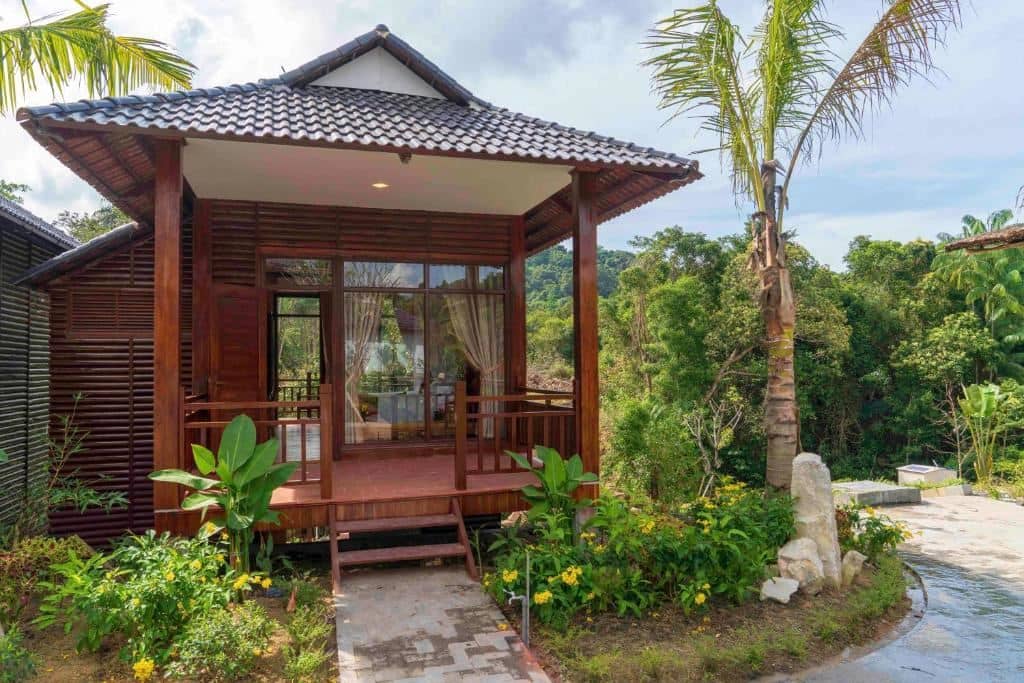rooms-bungalow-pool-view
