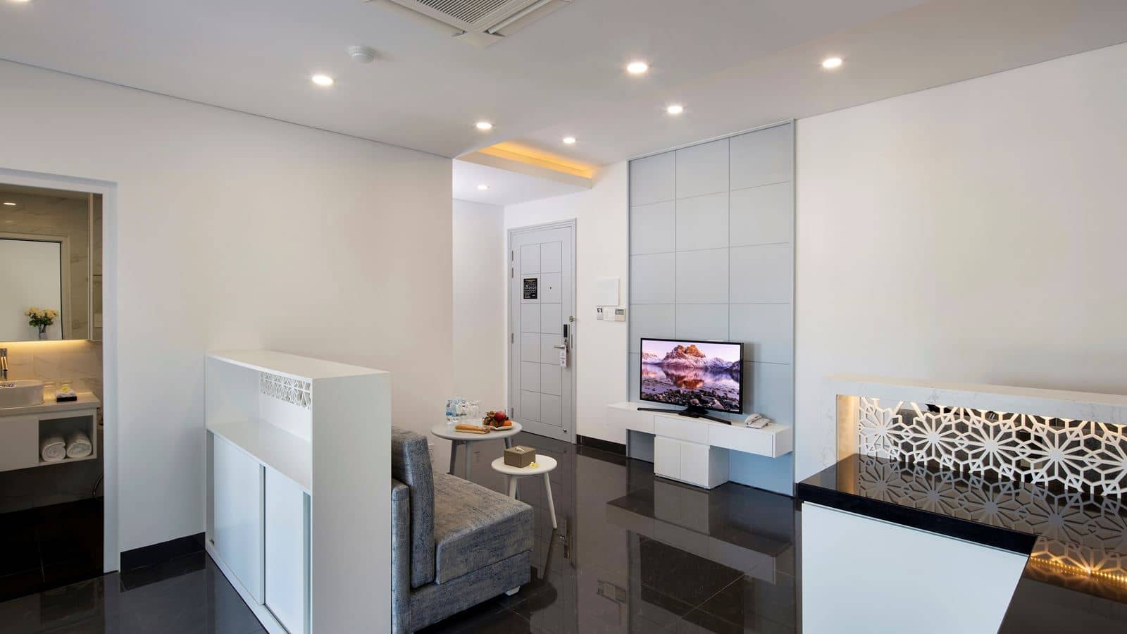 rooms-2bedroom-kubera-grand-suite-pool-or-river-view-with-balcony