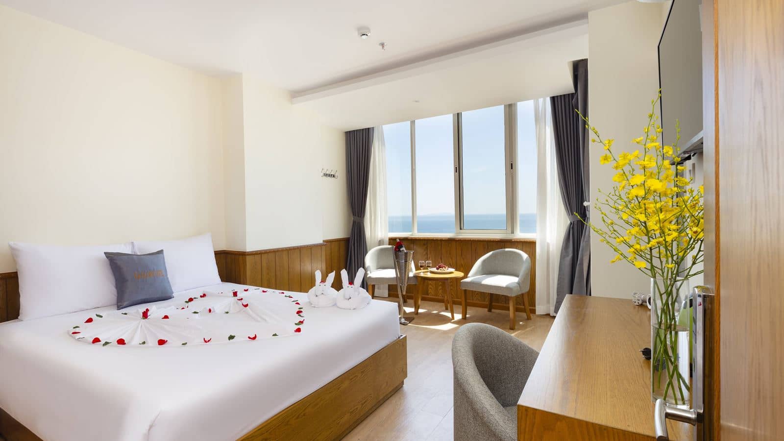 rooms-premier-deluxe-ocean-view-with-balcony