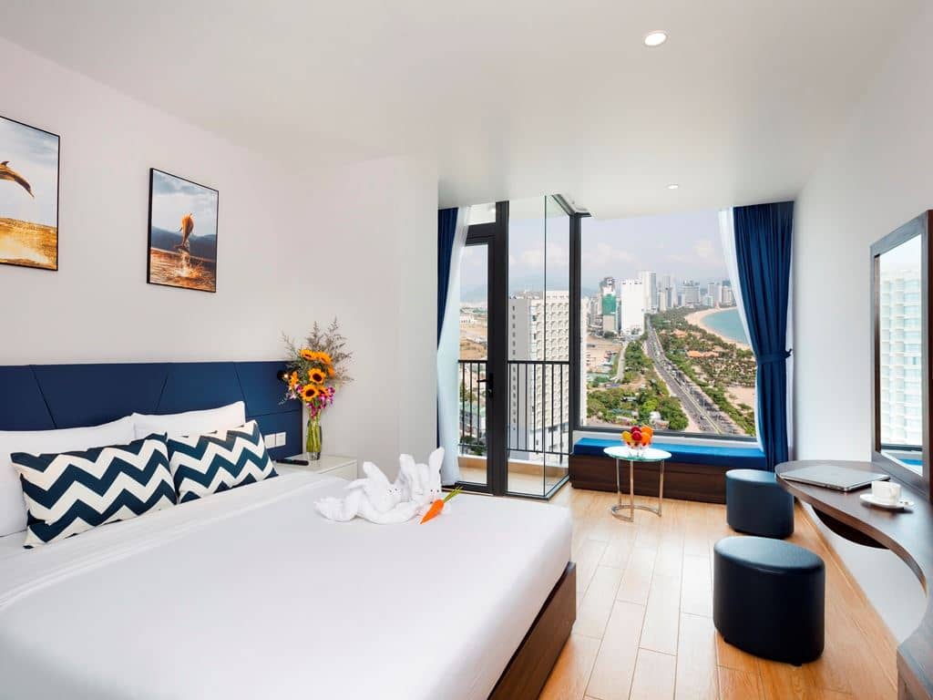 rooms-deluxe-sea-view-with-balcony
