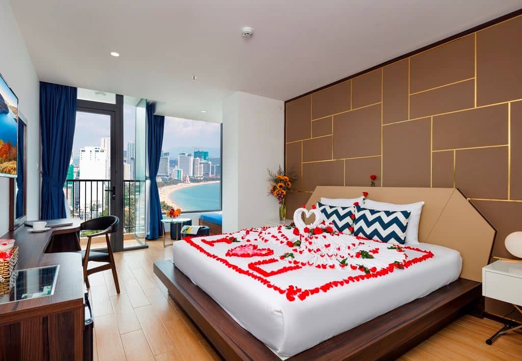 rooms-senior-sea-view-with-balcony