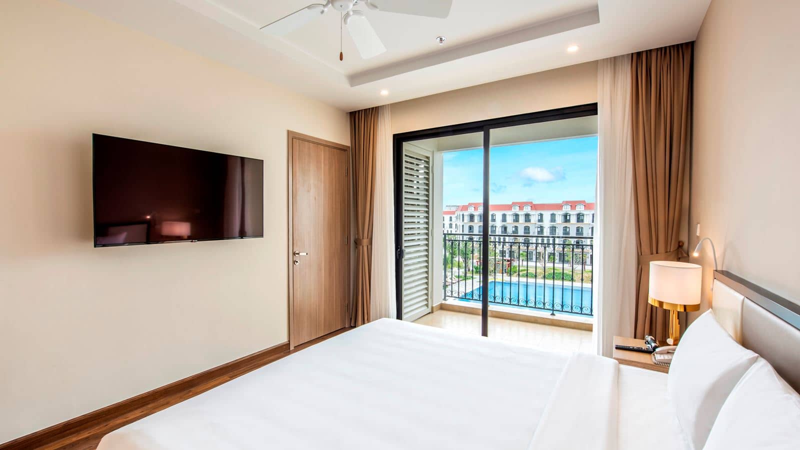 rooms-room-standard-pool-view