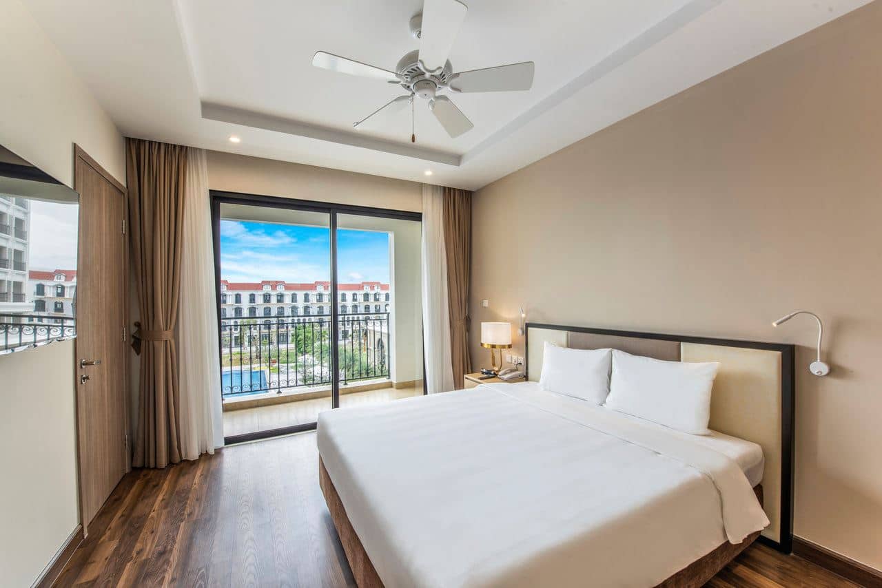 rooms-room-family-pool-view