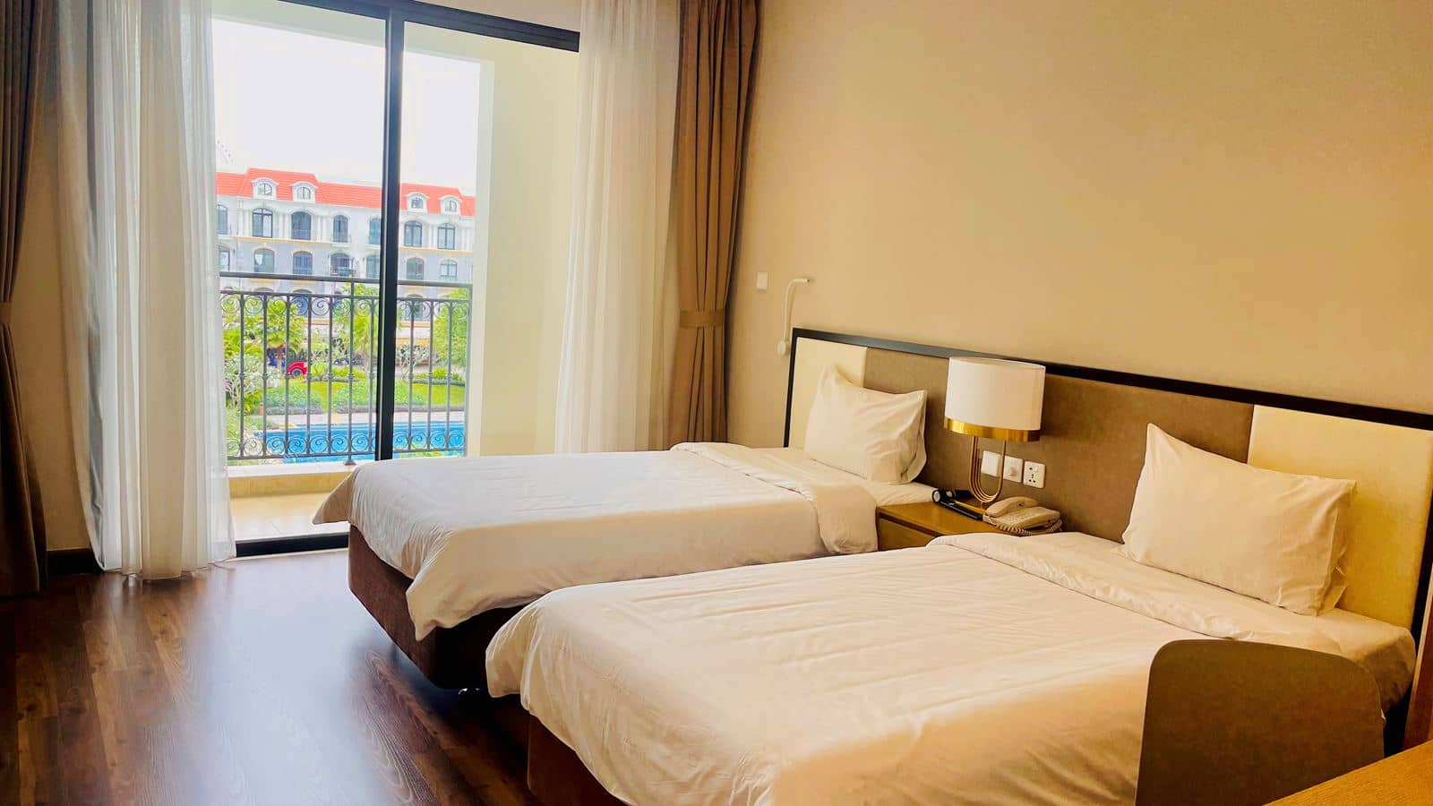 rooms-room-standard-pool-view