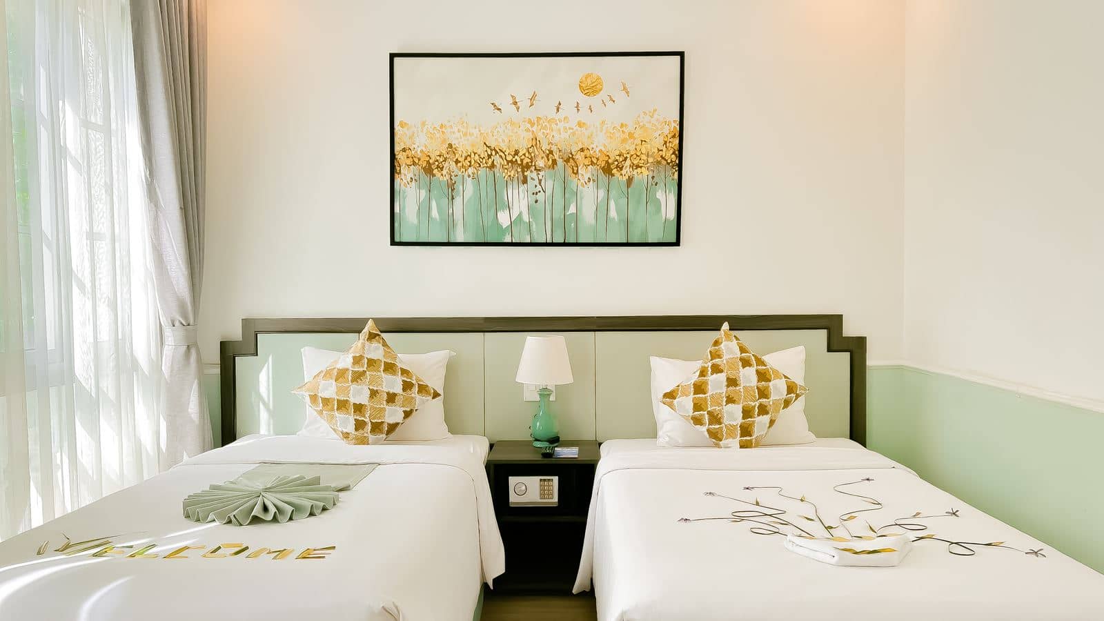 rooms-deluxe-city-view