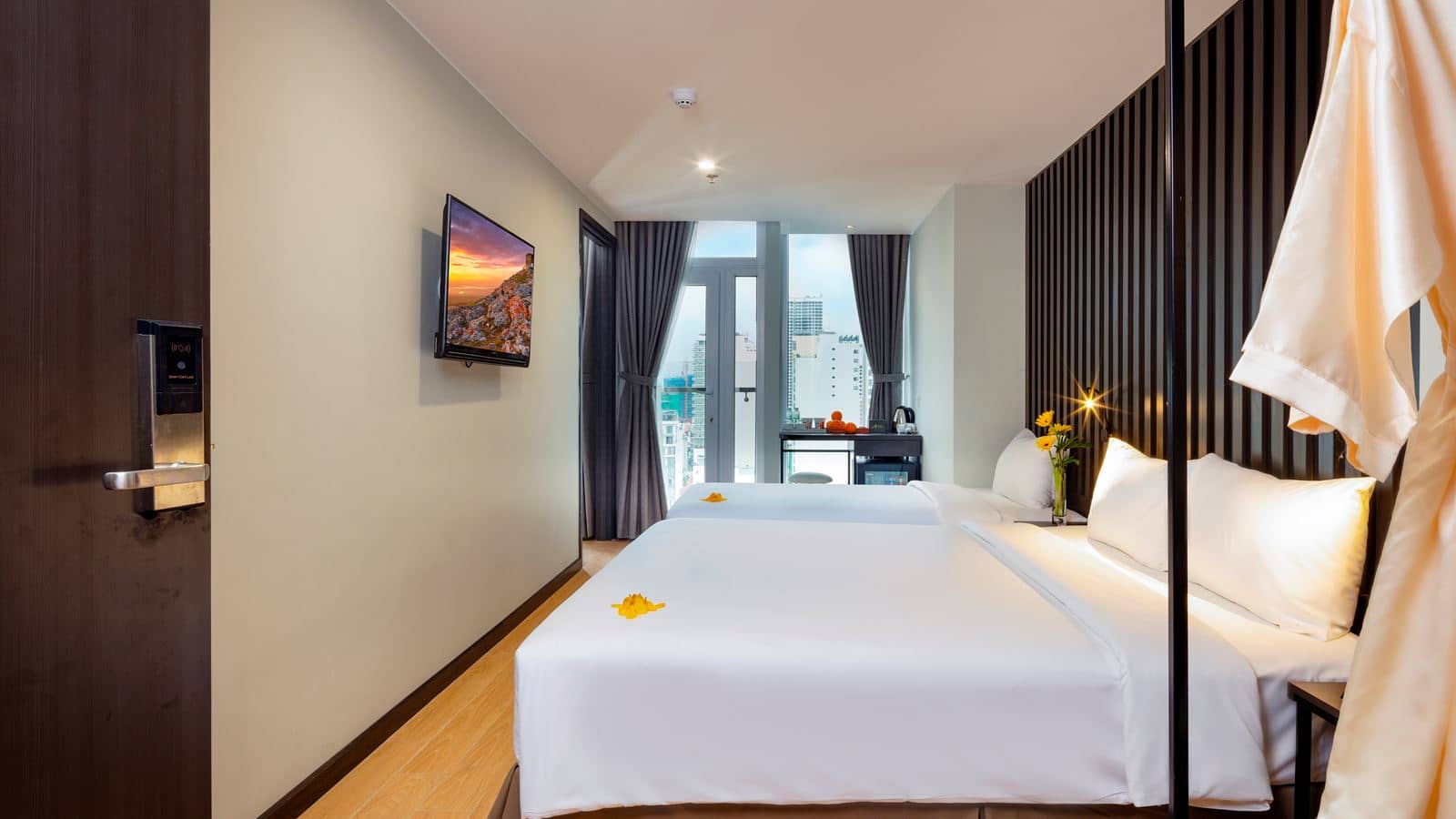 rooms-agnes-triple-city-view-with-balcony