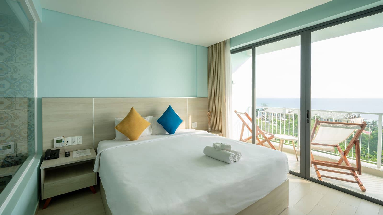rooms-deluxe-sea-view-with-balcony