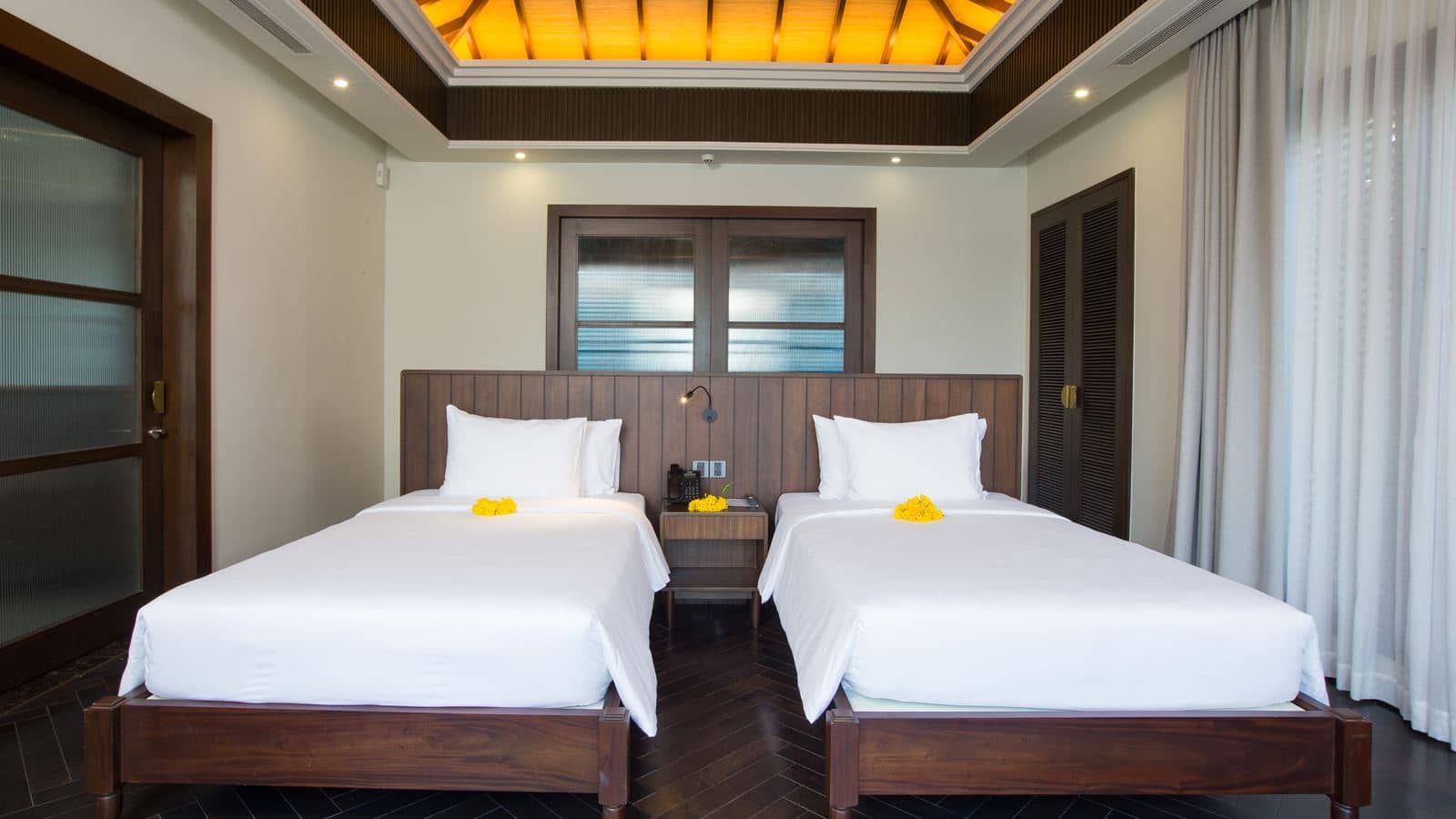 rooms-family-beach-front-villa-with-balcony