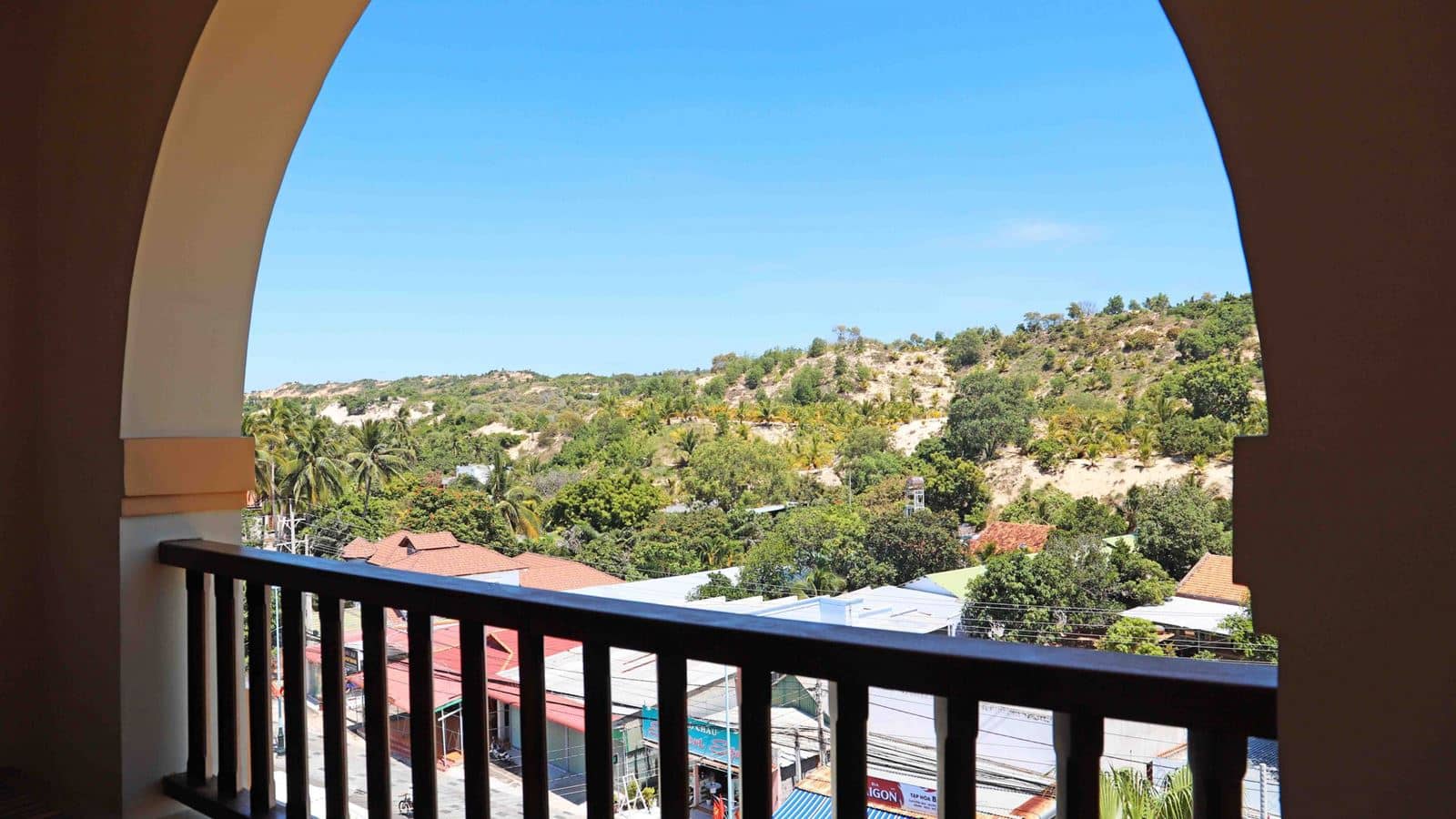rooms-deluxe-hill-view-balcony