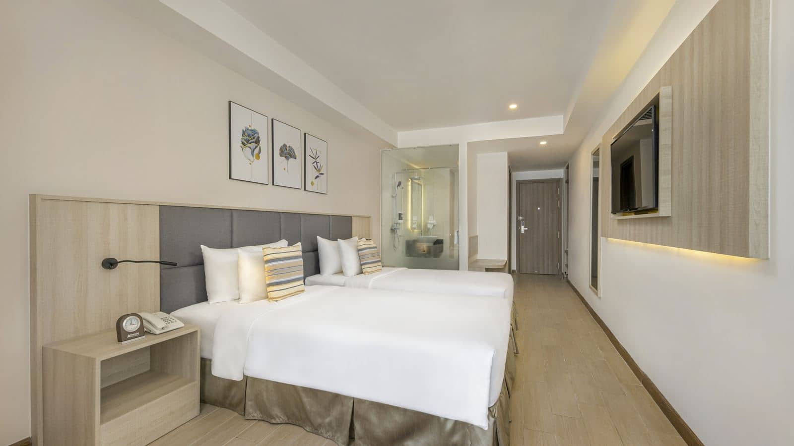 rooms-deluxe-city-view-with-balcony