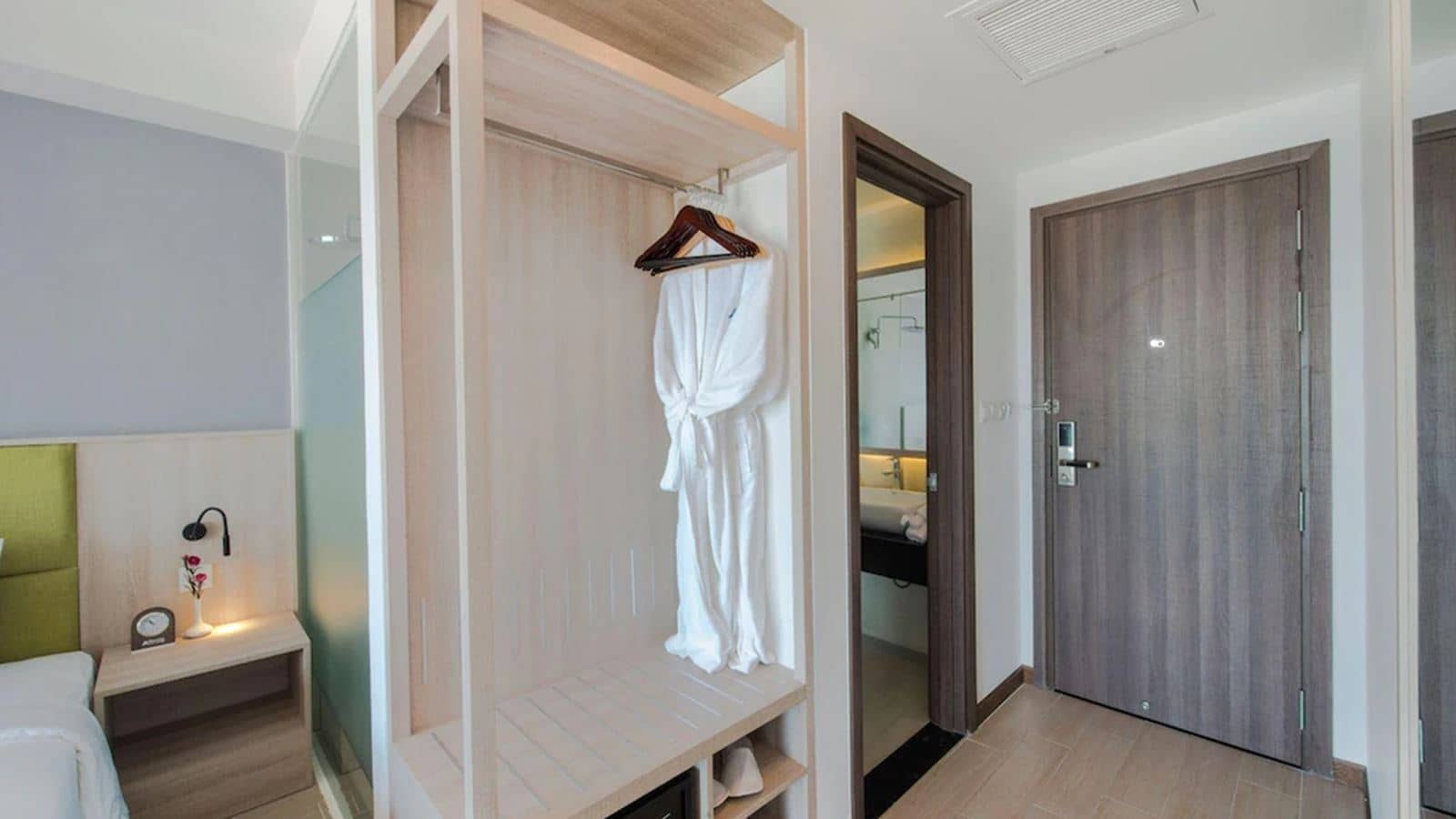 rooms-deluxe-city-view-with-balcony