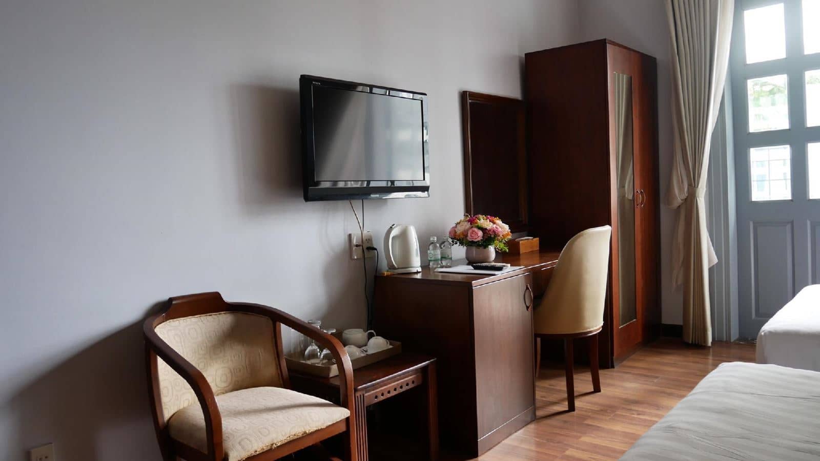 rooms-suite-partial-seaview-with-balcony