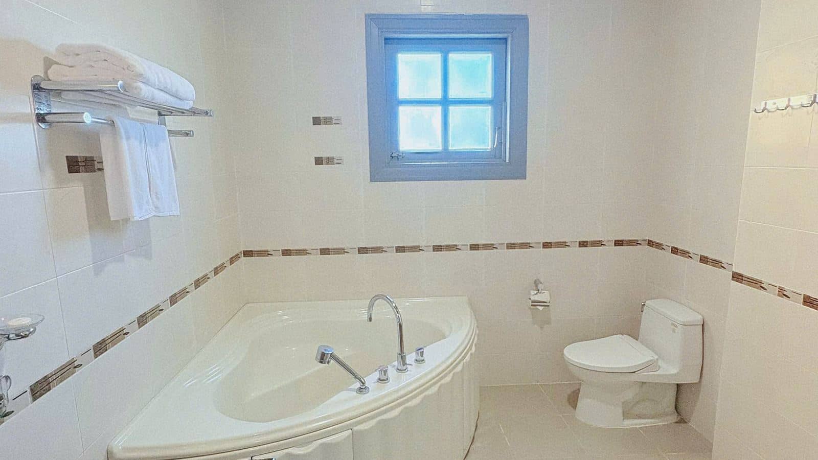 rooms-luxury-suite-seaview-with-balcony