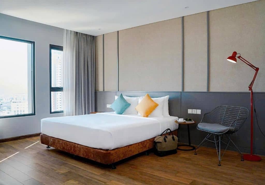 rooms-roomy-double-with-city-view