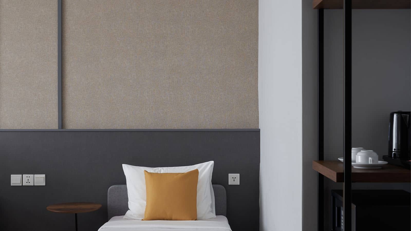 rooms-roomy-double-with-city-view